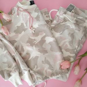 GAP XS Pink Camouflage Sweater & Sweatpants Set